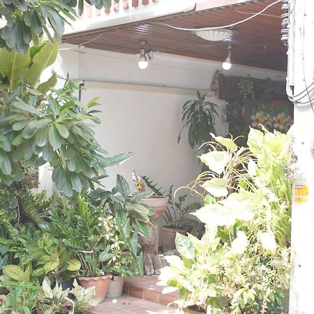 A House Boutique Guesthouse Банкок Екстериор снимка