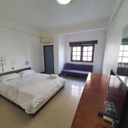 A House Boutique Guesthouse Банкок Екстериор снимка
