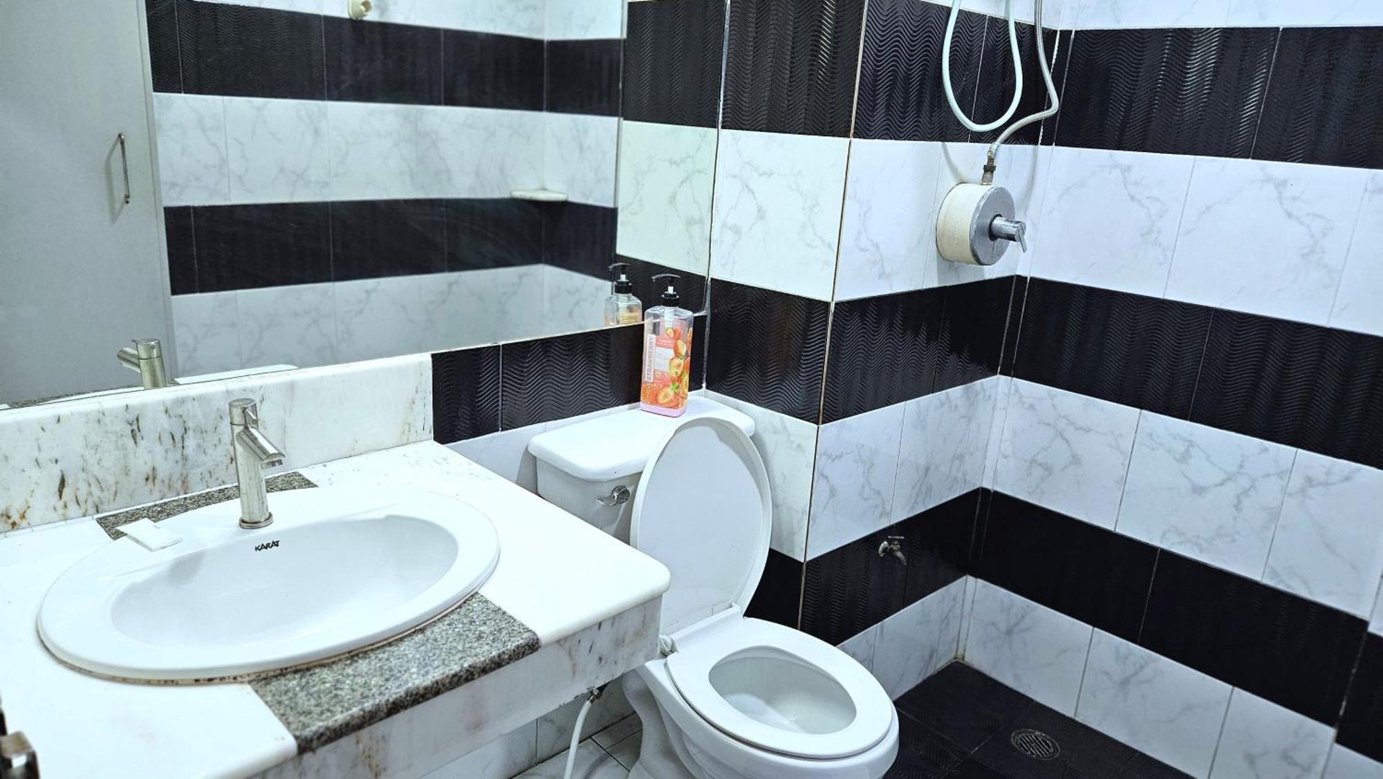 A House Boutique Guesthouse Банкок Екстериор снимка