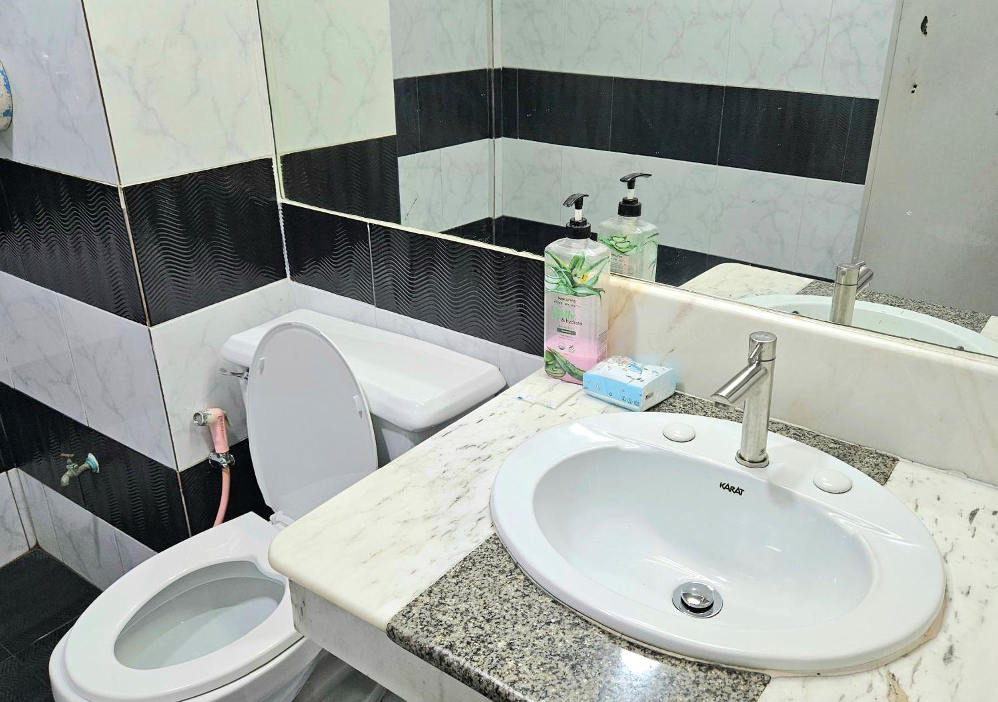 A House Boutique Guesthouse Банкок Екстериор снимка