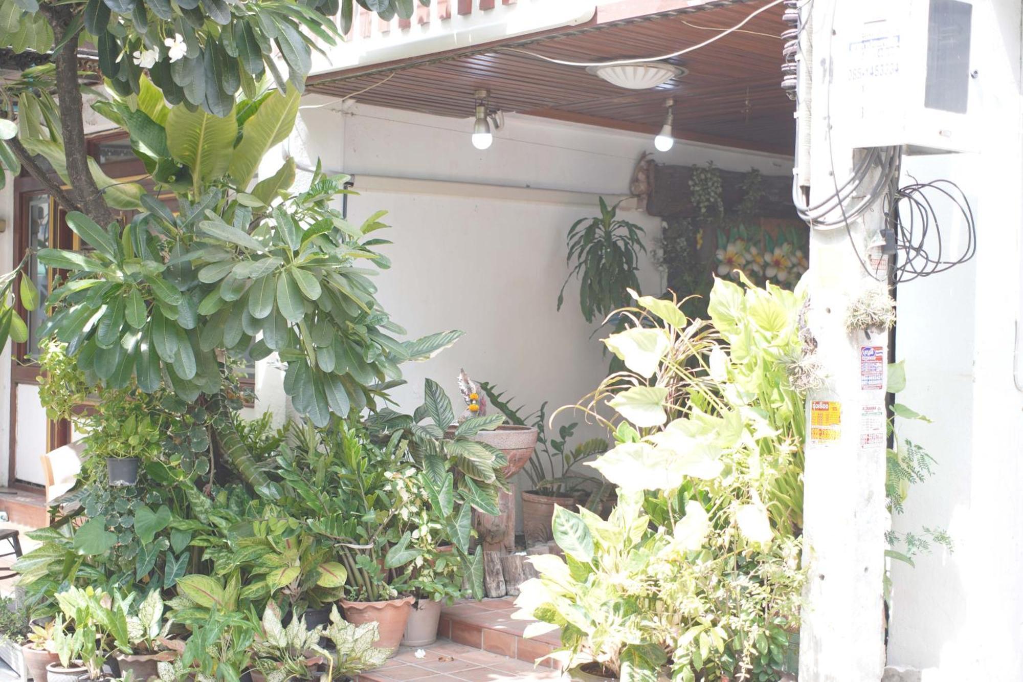 A House Boutique Guesthouse Банкок Екстериор снимка