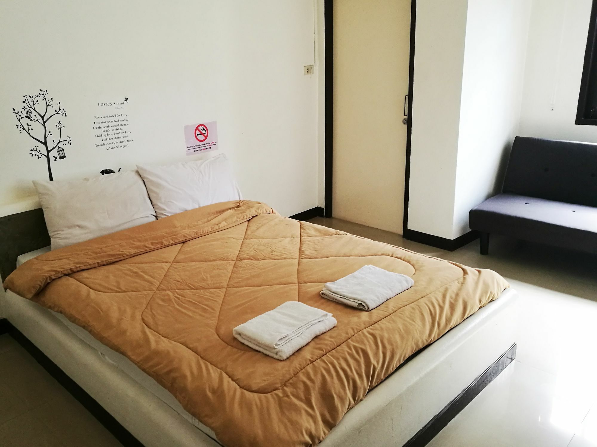A House Boutique Guesthouse Банкок Екстериор снимка