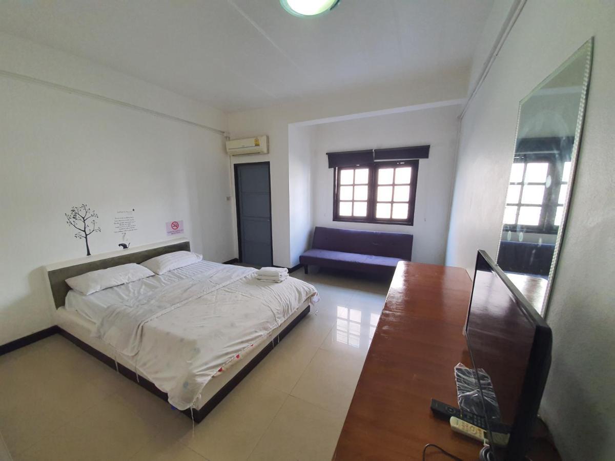 A House Boutique Guesthouse Банкок Екстериор снимка